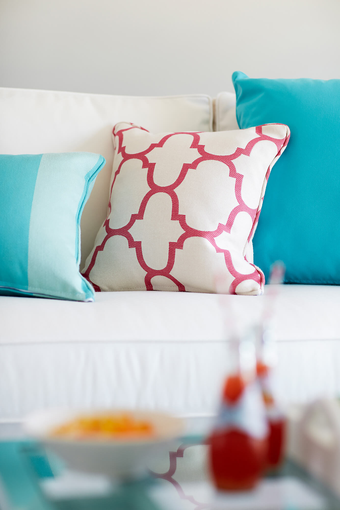 Un soggiorno con tessuti di tappezzeria Sunbrella e tessiture in sfumature di colori neutri