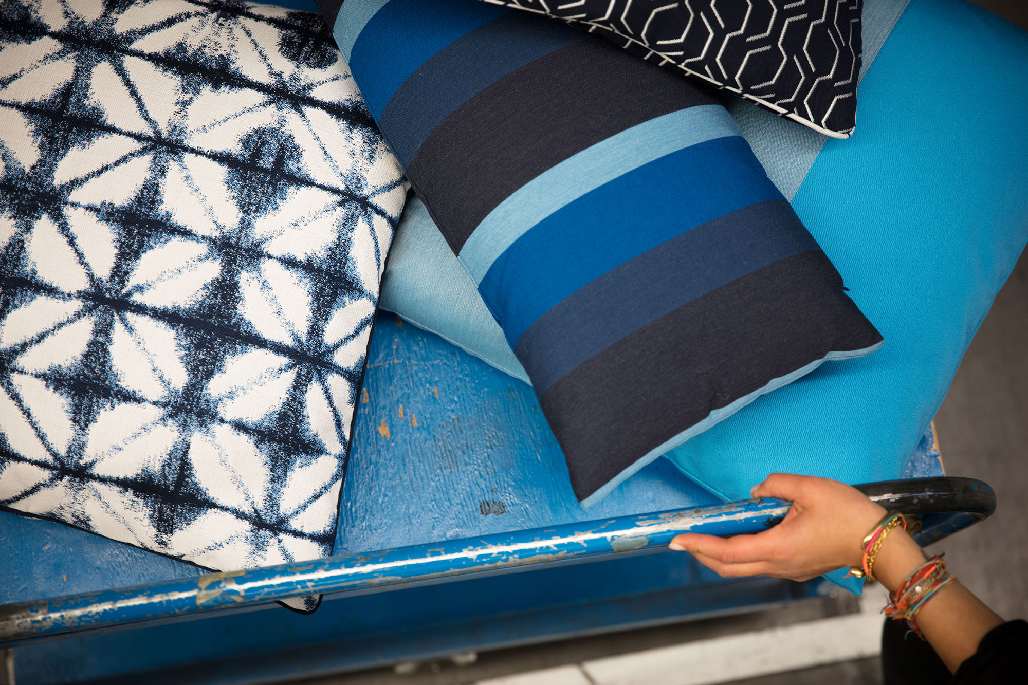 Cuscini blu realizzati con tessuti della collezione di tessuti da tappezzeria Sunbrella Makers.