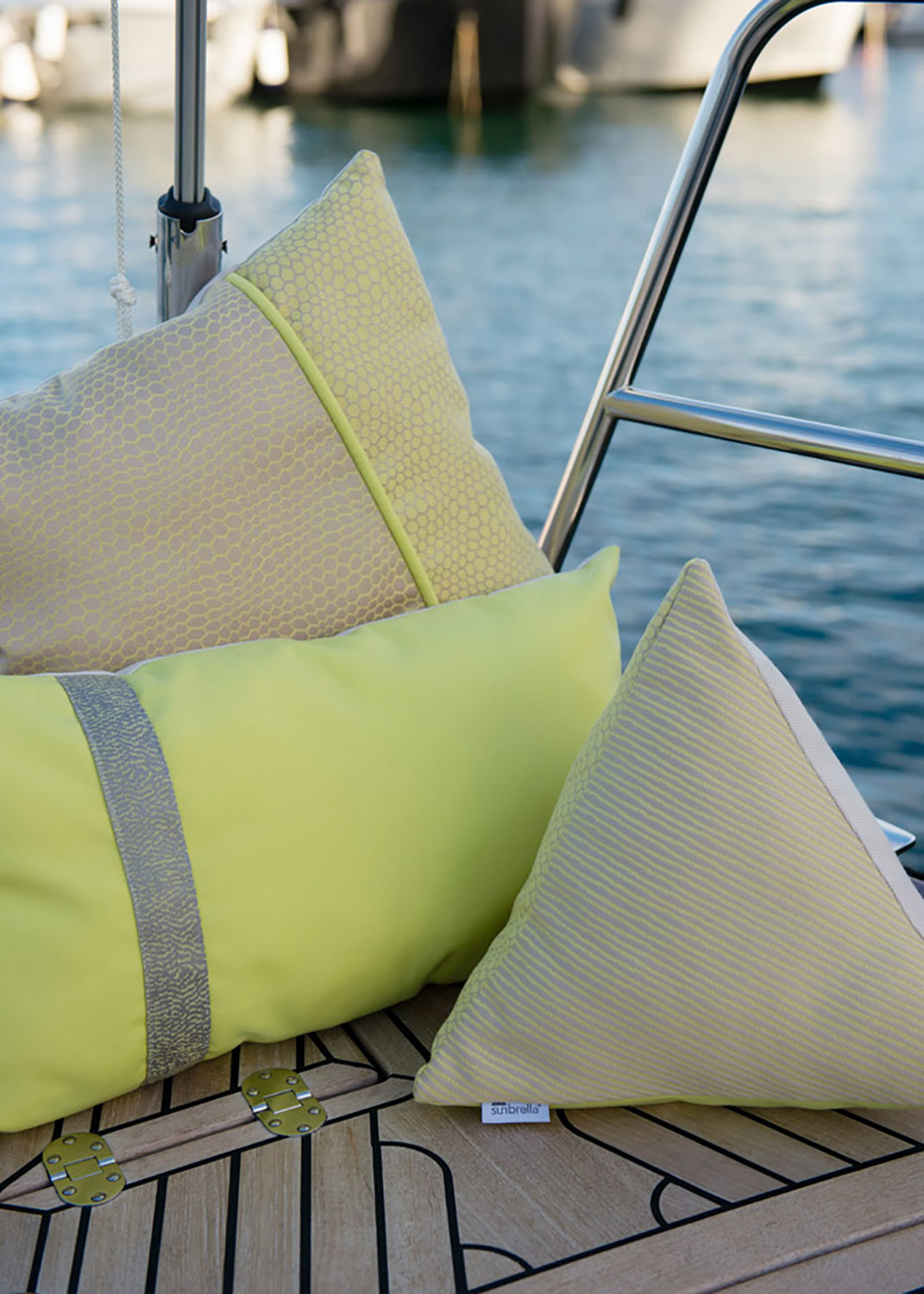 Telas Sunbrella en amarillo verdoso brindan contraste a esta cubierta de bote.