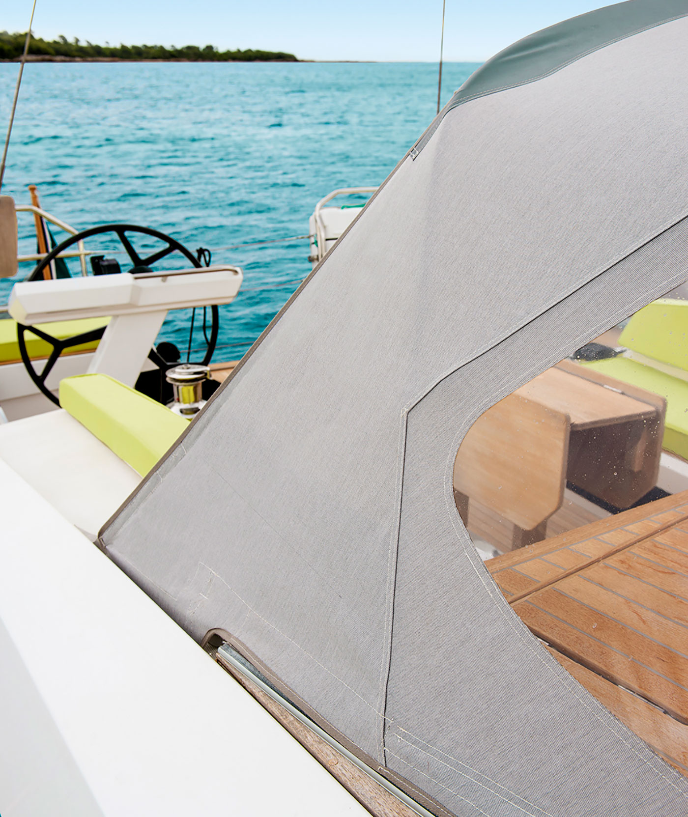Scatto ravvicinato del tettuccio grigio di una barca realizzato con tessuto Sunbrella.