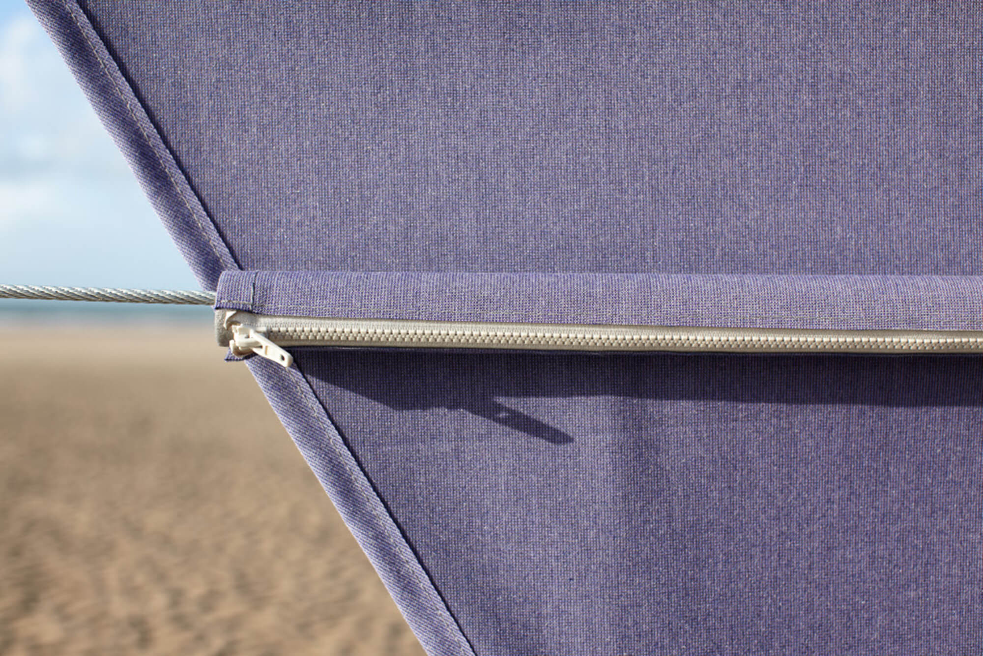 Acercamiento en detalle de capota de sol fabricada utilizando tela Sunbrella