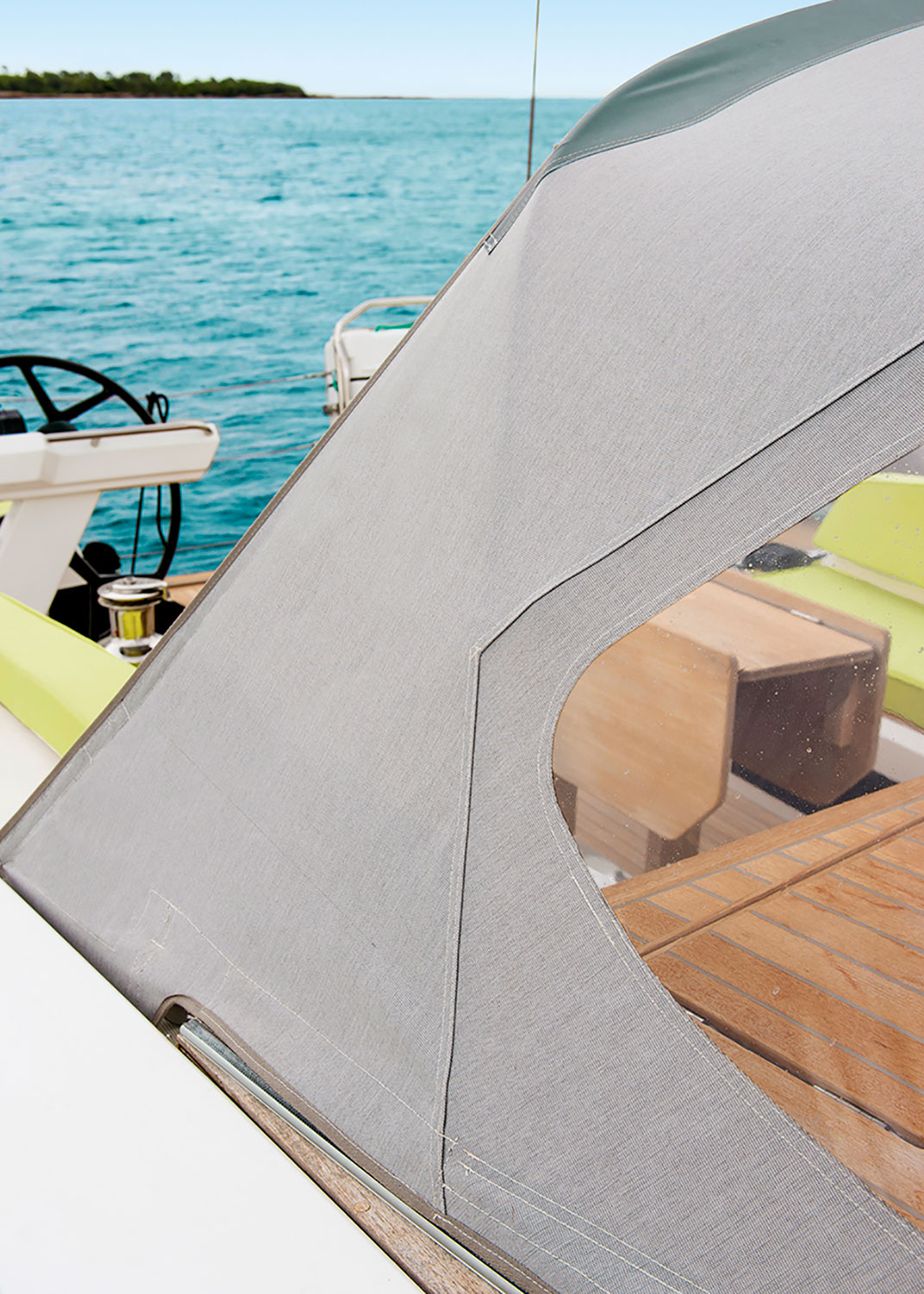 Scatto ravvicinato del paraspruzzi di una barca realizzato con tessuto Sunbrella grigio.