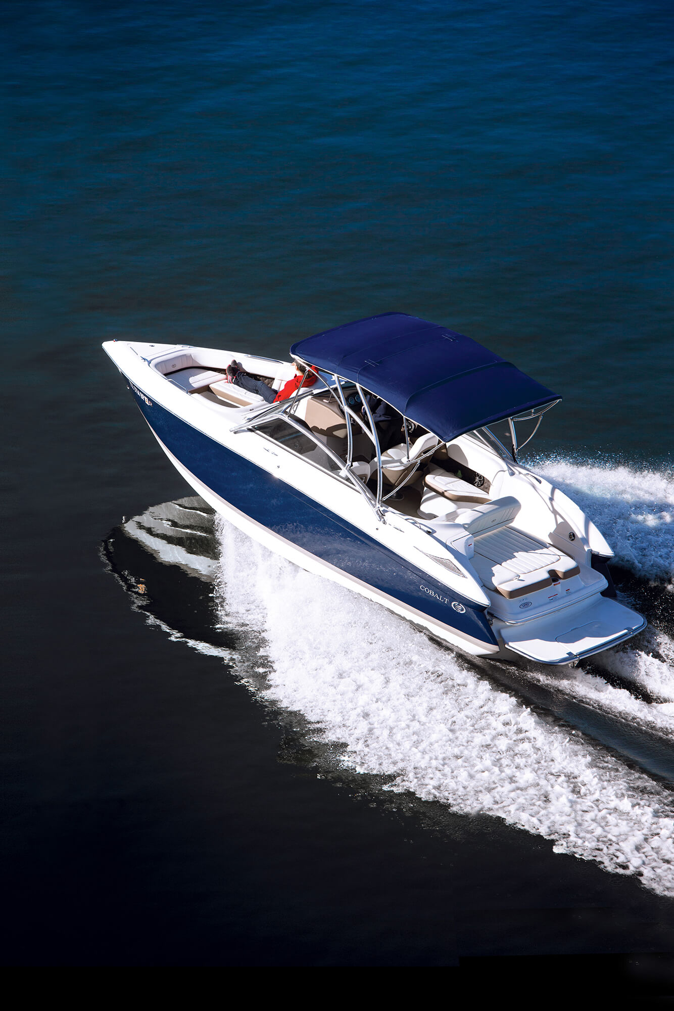 Bild från ovan på en motorbåt med en marinblå bimini