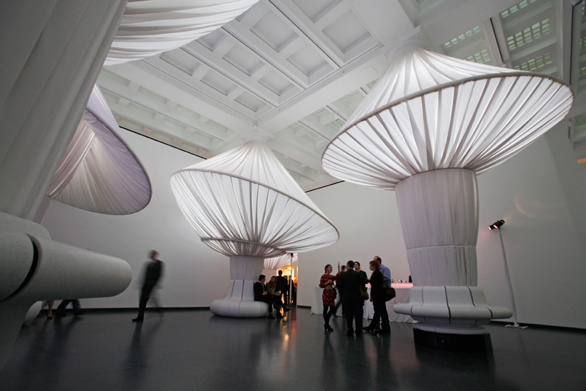 Colunas revestidas em tecido branco Sunbrella trazem sensação de mais espaço à grande entrada do Brooklyn Museum