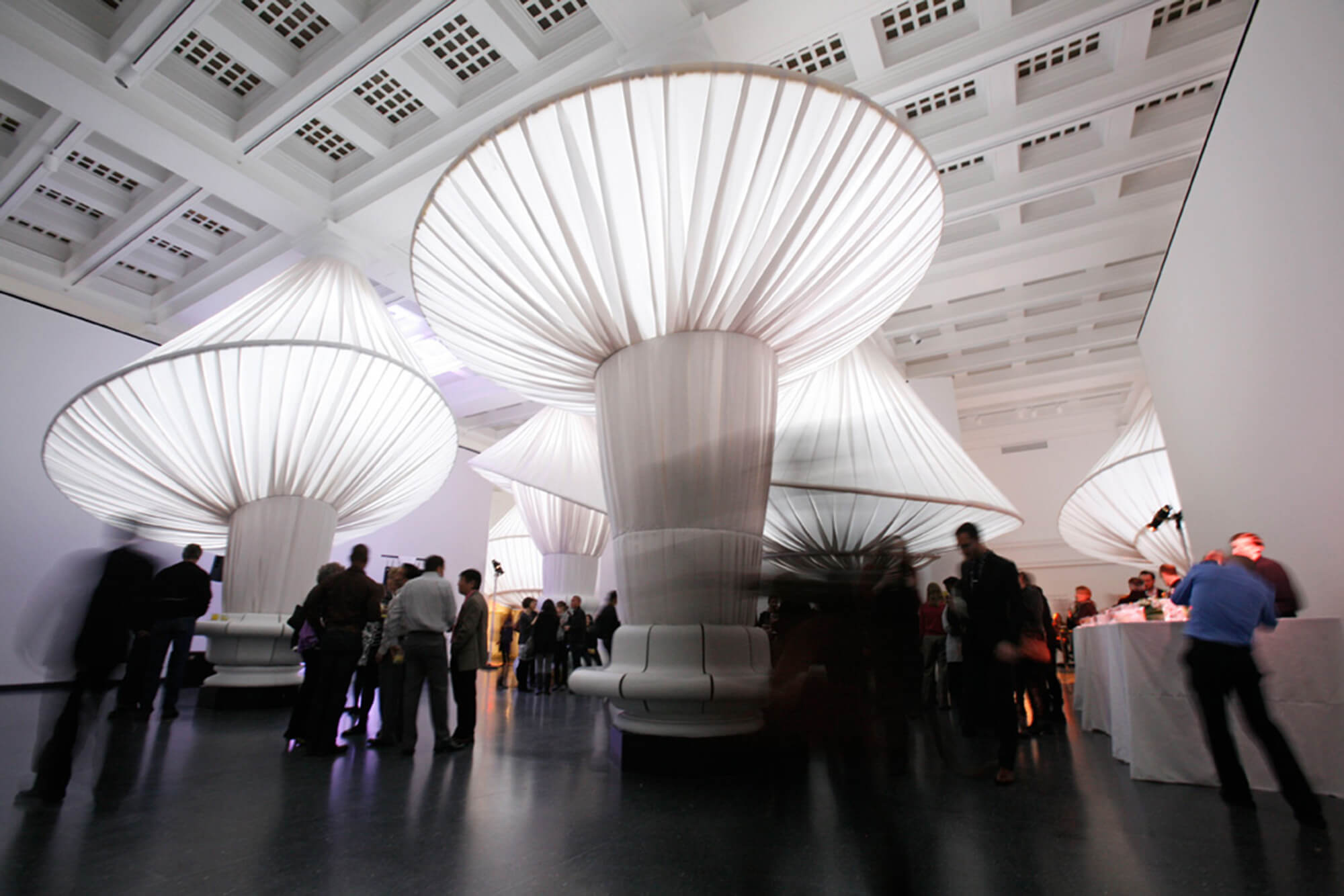Exposition artistique par Situ Studio présentant des tissus Sunbrella mis en scène au Brooklyn Museum