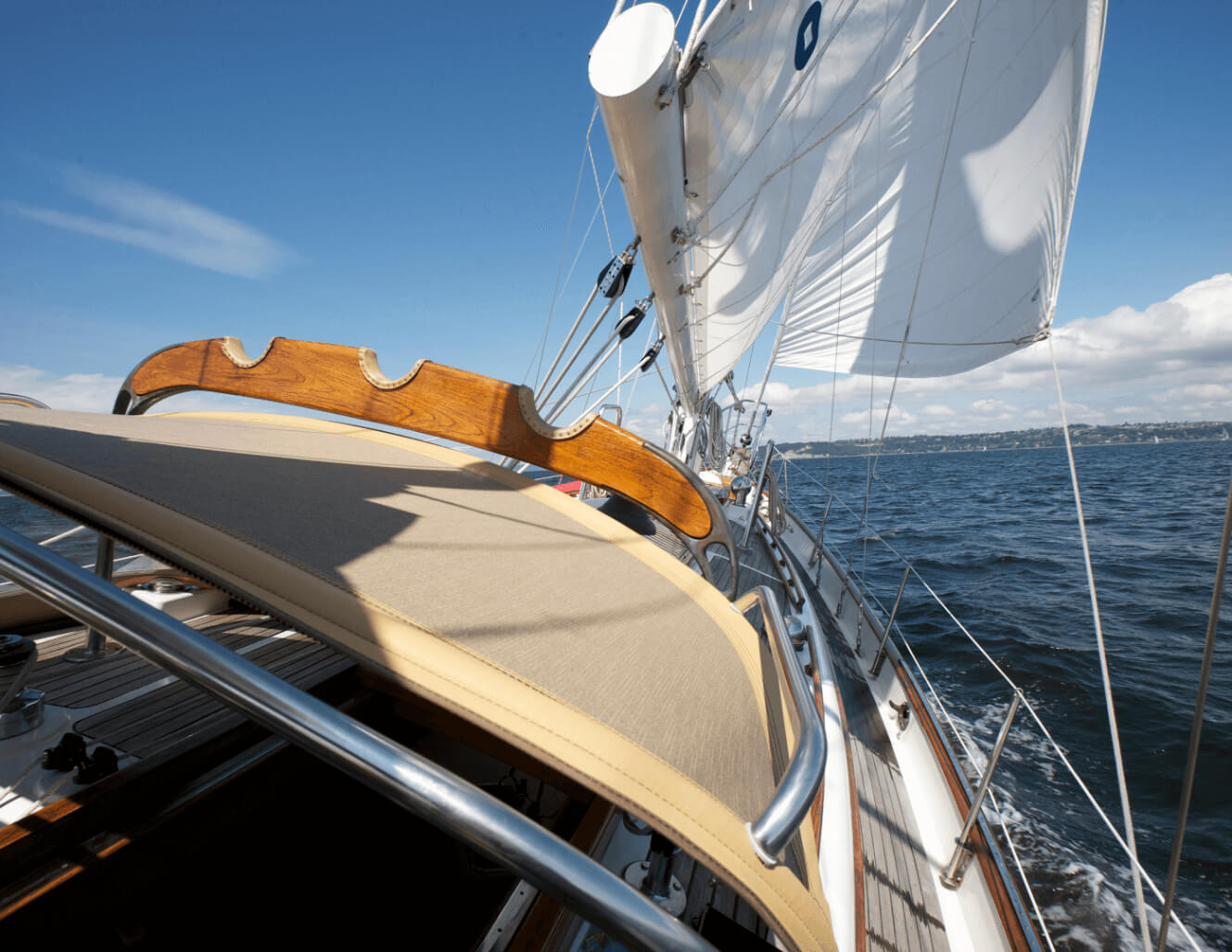 Barca a vela Galatea sull’acqua con tendalino e tela da vela