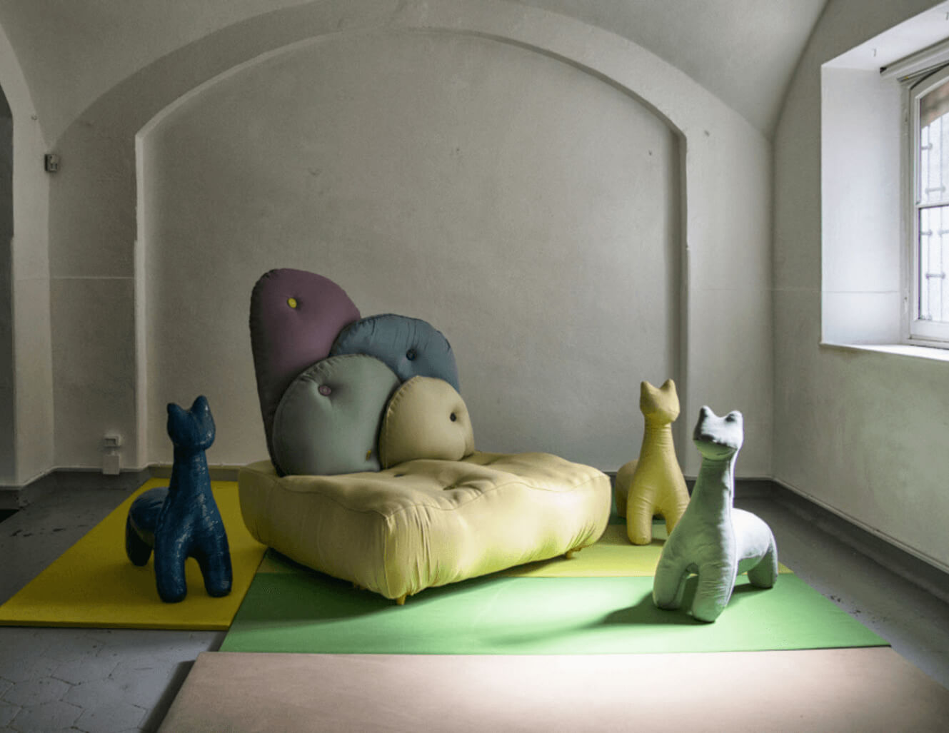 Pouf con forme animali e un divano realizzati con tessuti Sunbrella nella galleria di Rossana Orlandi a Milano, in Italia