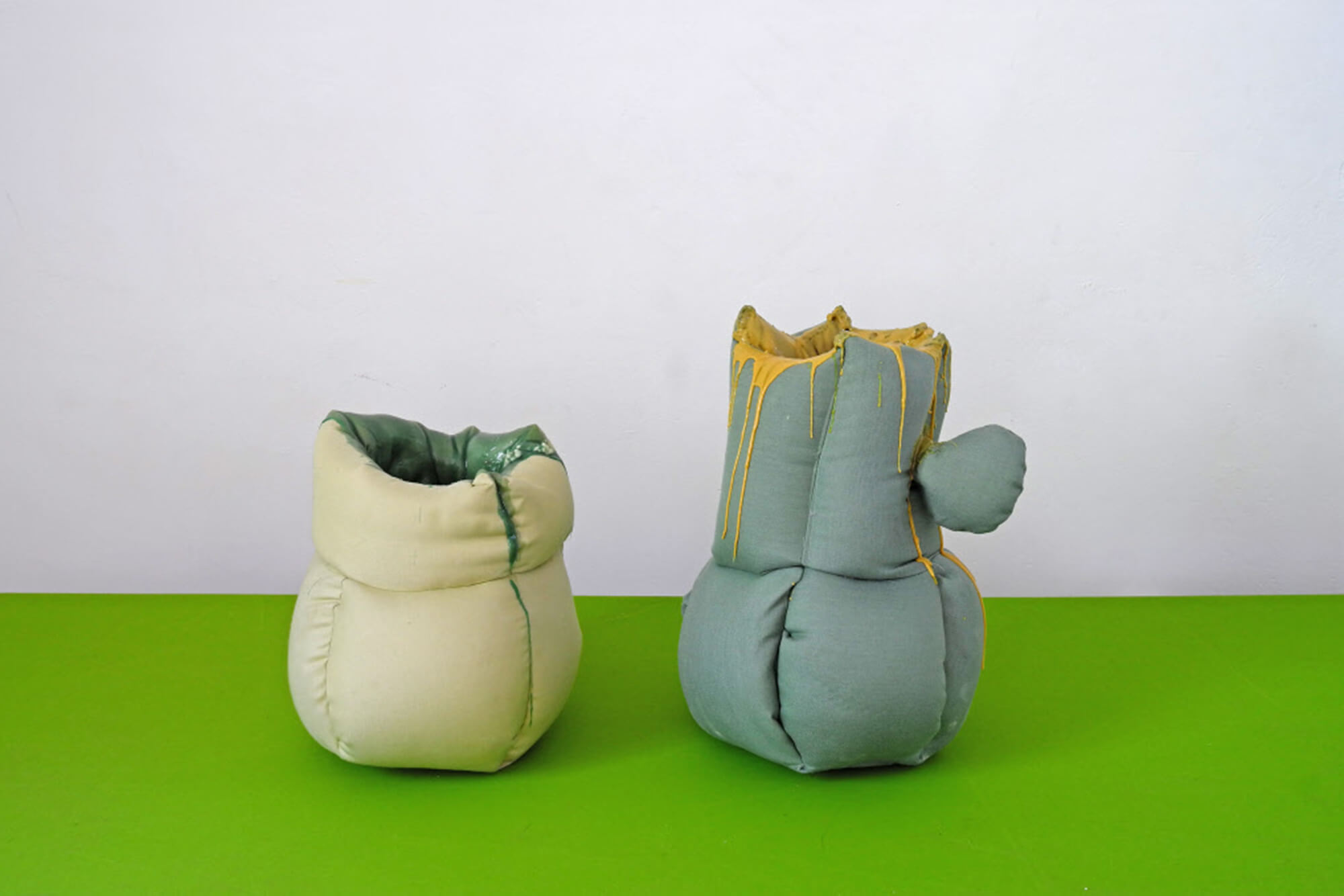 Due vasi realizzati usando tessuti Sunbrella con particolari di pittura nel bordo interno
