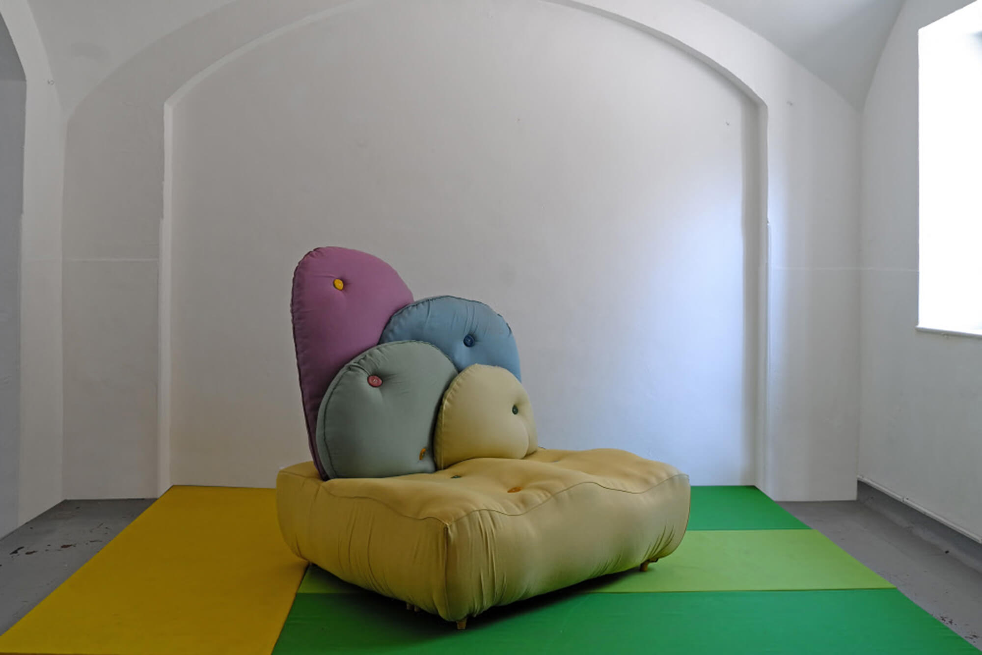 Współczesna sofa zaprojektowana przez Nacho Carbonell, wykonana z tkanin Sunbrella w pastelowych kolorach