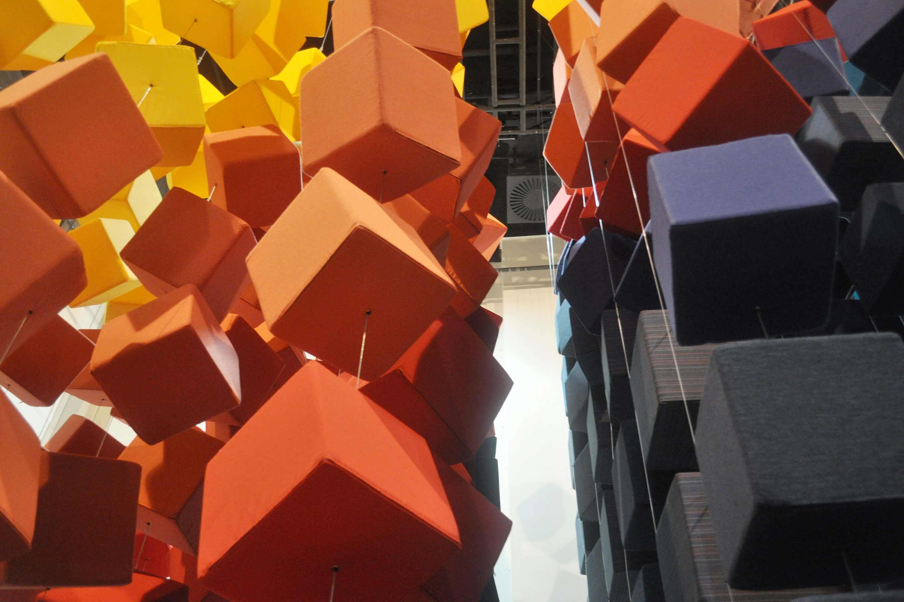 تصاميم Sunbrella Spectrum الفنية في سنغافورة ضمن معرض InDesign.