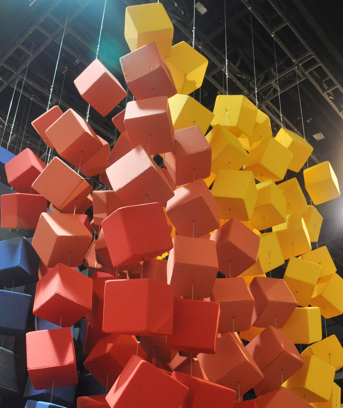 Sunbrella Spectrum se compose de cubes suspendus et recouverts de tissus d’ameublement Sunbrella de couleurs vives.