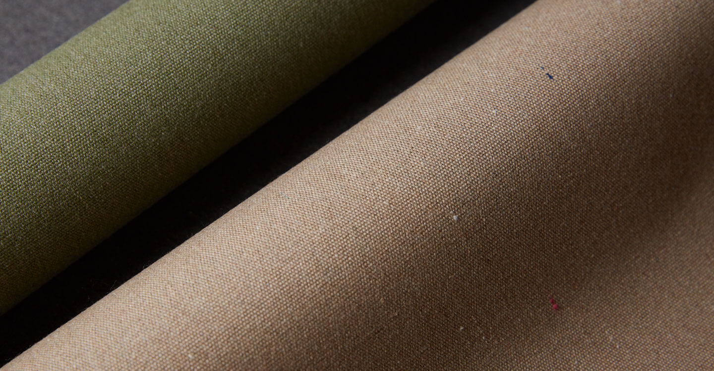 Geri dönüştürülmüş Sunbrella Renaissance kumaş rulosunun yakın çekimi.