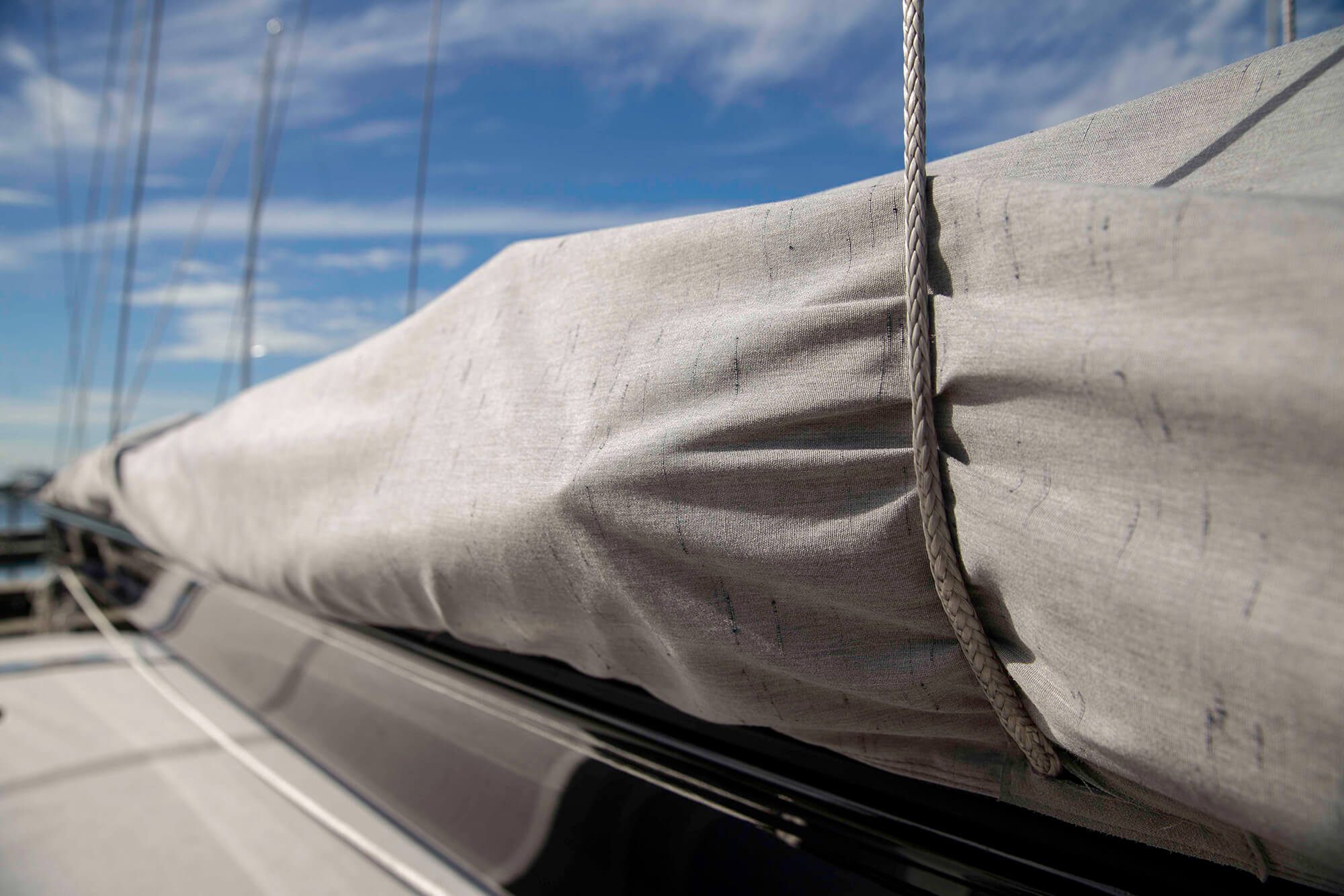 Gri Sunbrella Crest Ash kumaşıyla yapılan yelken örtüsünü yakın çekim detayı