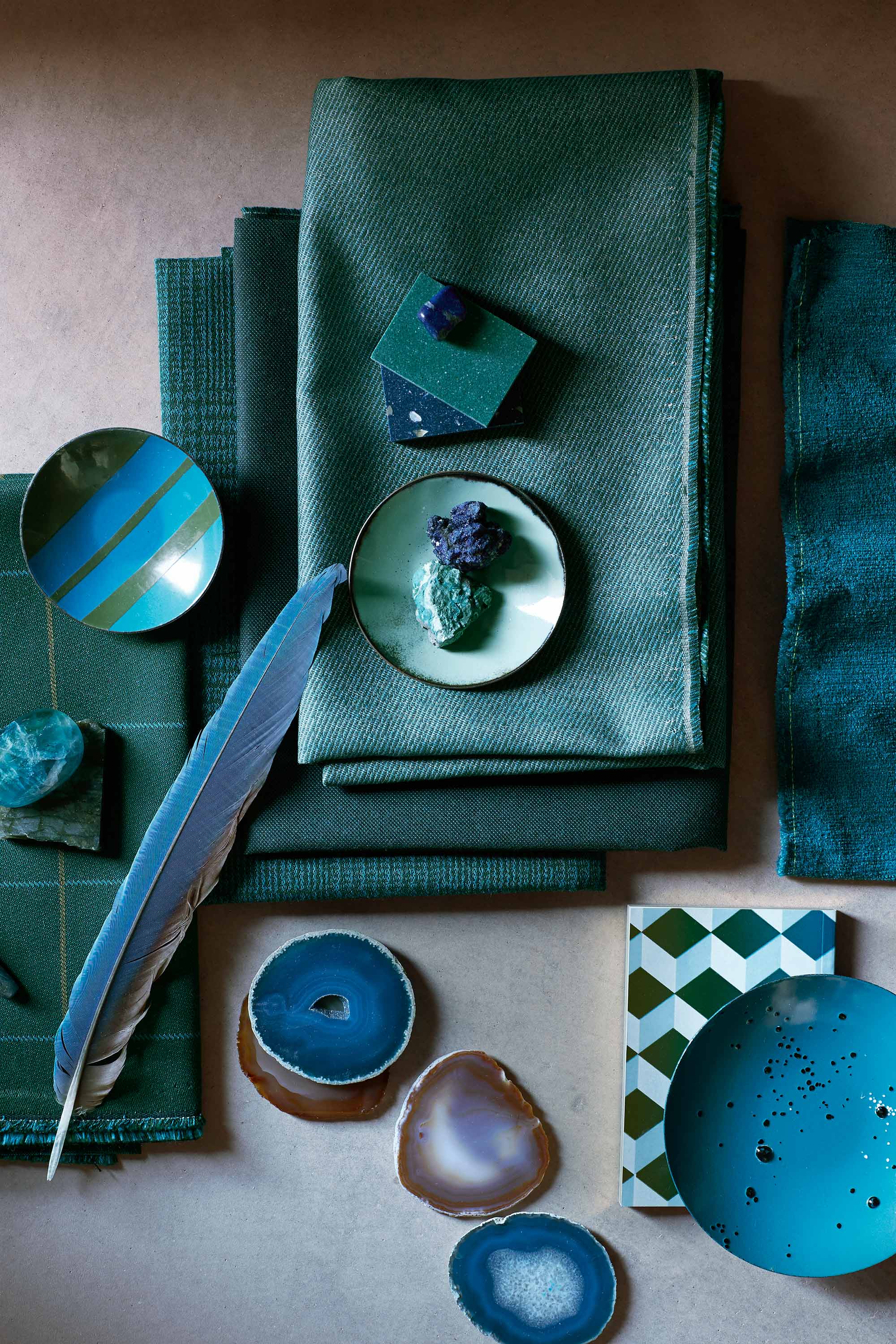 Tkanina tapicerska Sunbrella w kolorze zielononiebieskim w towarzystwie akcesoriów