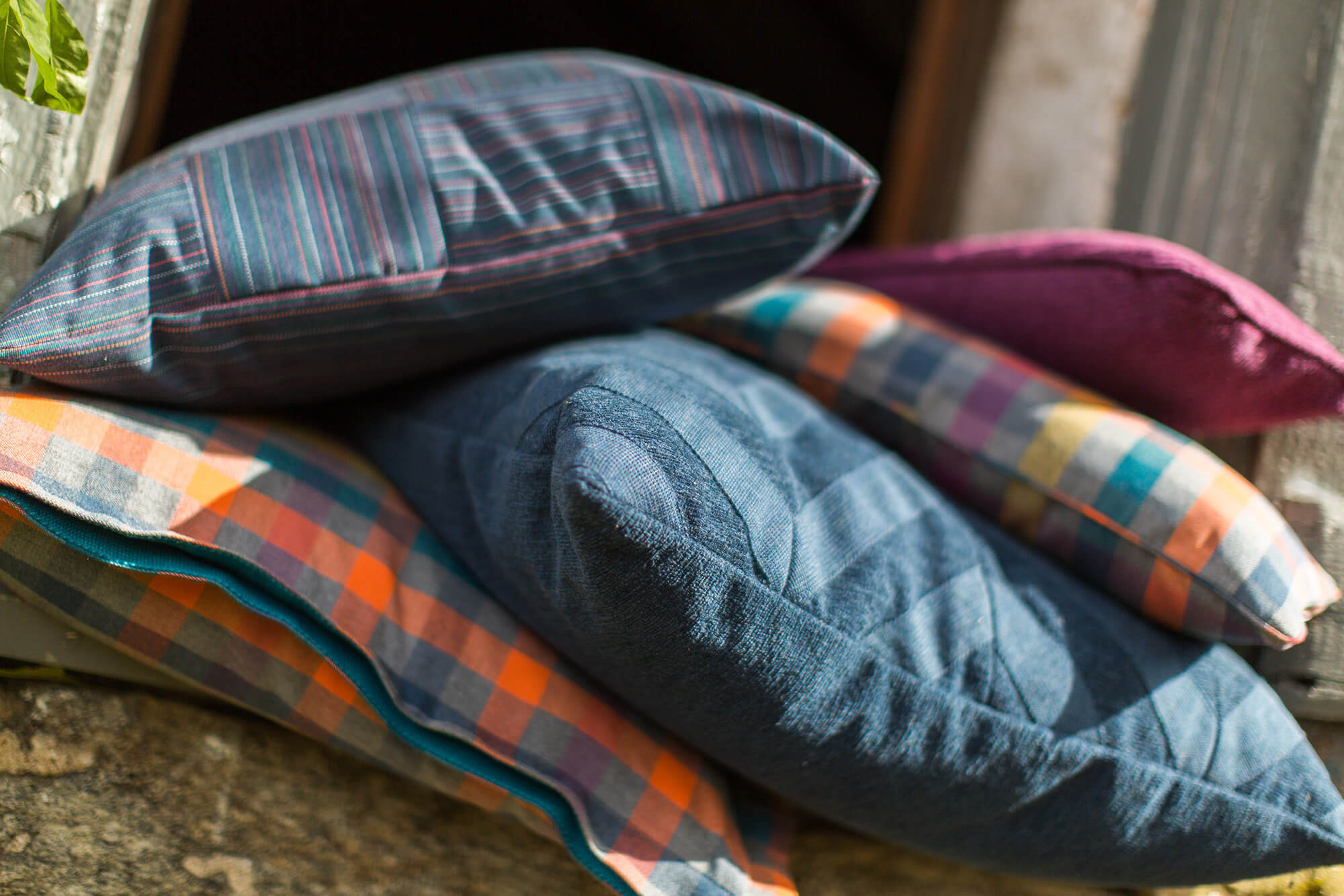 Sunbrella Shift Koleksiyonundan kumaşlar kullanılarak yapılan yastıklar